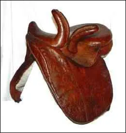 Avec quelle selle les femmes peuvent-elles mettre leurs jambes d'un seul côté ?