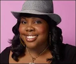 On apprend progressivement que son père est dentiste, et son frère étudie à l'université. Qui est-ce ?