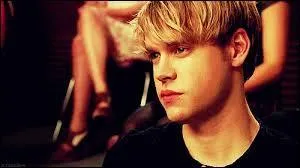 Il vient d'une école avec uniquement des garçons. Il adore "Avatar", son nom est :