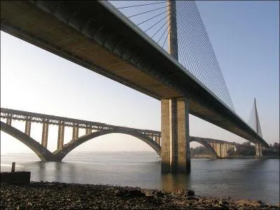Comment s'appelle ce pont en ''arc-béton'' sur l'Elorn dans le Finistère, construit en 1930 ?