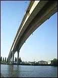 Quel est le nom de ce viaduc en ''poutre-caisson''sur le canal Caen à la mer, 
construit en 1974 ?