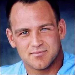 Comment s'appelle le beau-père de Bella ?