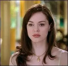 Elle peut faire bouger des objets grâce à sa voix. Patty, la mère de cette femme, l'a abandonnée à sa naissance. Qui est-ce ?