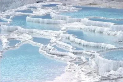 Les sources chaudes de Pamukkale en Turquie sont une attraction mondiale ; comprenez-vous pourquoi on les appelle ainsi ?