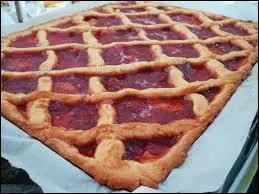 Quelle est cette tarte, joliment décorée de croisillons posés sur de la confiture ?