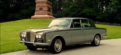 Quelle est cette vieille voiture ?