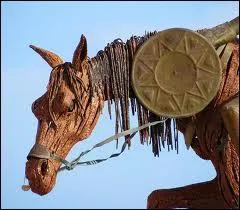 Quand la piqûre est pointe, méchanceté, quolibet, elle est évidemment faite pour blesser.
L'image est-elle en rapport avec l'un des sens de sarcasme ?