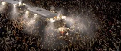 Dans quel film de zombies un homme se défend-il avec une tronçonneuse ?