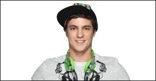 De qui Maxi tombe-t-il amoureux dans la saison 3 ?