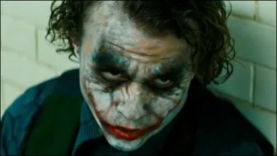 Qu'a fait le joker quand il l'a eu l'argent de la pègre ?