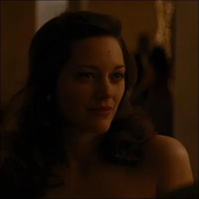 Dans le dernier Batman, qui Alfred aperçoit-il à la table en face en lui ?