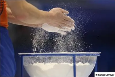 Comment s'appelle la poudre blanche que les gymnastes mettent sur leurs mains pour certains agrès ?