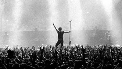 Quel groupe a appelé le DVD de son concert au Stade de France ''Putain de stade'' ?