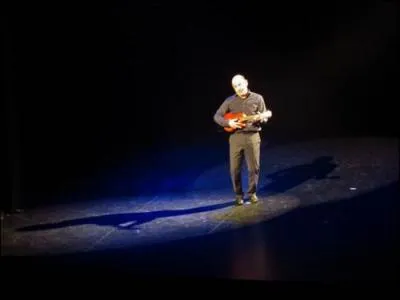 Quel humoriste a chanté : ''Et je te jure sur ta tombe
Qu'un jour un monde
Où la pureté, 
Triompheront, 
Car l'ennemi règne ici-bas, 
Méchanceté...ée, brutalité...ée
Et les dealers, et les chômeurs, 
Les communistes, psychanalystes
Tous des pédés, dégénérés''