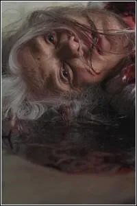 Dans quelle pièce de sa maison Adele a-t-elle été assassinée  ?