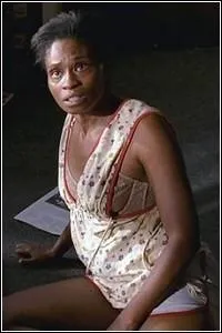 Pour quelle raison Lettie Mae, la mère de Tara, réclame-t-elle à cette dernière de l'argent  ?