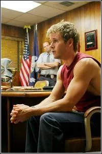 Qu'arrive-t-il à Jason alors qu'il est interrogé au poste de police en tant que suspect n°1 pour le meurtre de Dawn  ?