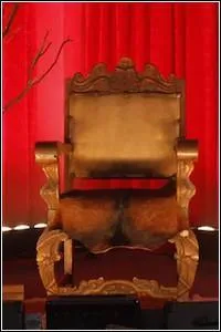 Comment sont les cheveux d'Eric la première fois que Sookie le voit au Fangtasia  ?