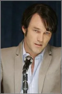 Adele, la grand-mère de Sookie, organise une soirée à l'église dans laquelle Bill est invité afin de raconter son passé en tant que lieutenant de guerre. Le maire fait alors flancher notre vampire, habituellement imperturbable, lorsqu'il lui tend un objet retrouvé dans les archives de la mairie... De quel objet s'agit-il  ?