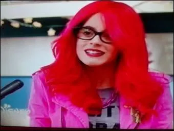 En quelle fille Violetta décide-t-elle de se déguiser pour espionner Leon ?