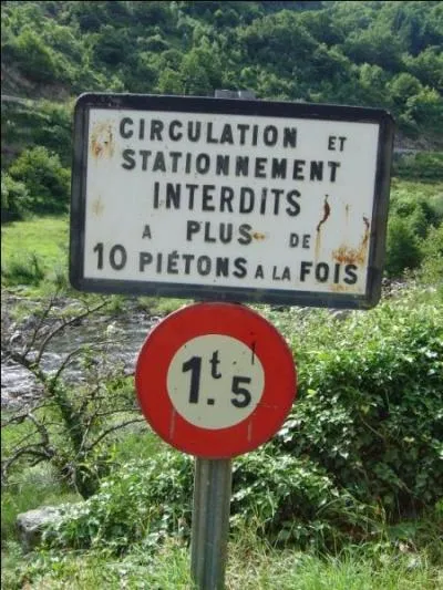 Même les piétons doivent respecter les panneaux de signalisation ! D'après ces panneaux, quel est le poids moyen d'un piéton dans cette bourgade ?