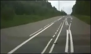 Vous voyez trouble, vous avez passé trop de temps avec l'indigène de la question précédente ! A moins que ce ne soit l'ouvrier qui trace les lignes... Peut-on franchir une ligne blanche discontinue ?