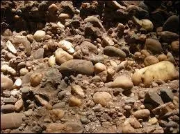 Nous sommes les Monastères des Météores en Grèce, et notre prénom est ----. Vous en voyez d'ailleurs sur l'illustration.