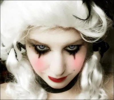 Louis XV, roi de France, "se faisait livrer des petites filles" par sa favorite ; ils les installaient dans le parc aux cerfs, un peu éloigné de Versailles pour être à leur disposition. Qui était cette femme vieillissante qui avait trouvé ce moyen pour garder les faveurs du souverain ?