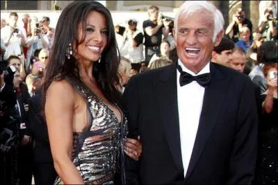 Qui est cette femme ? Elle aurait abusé de la naïveté de l'acteur J-P Belmondo et de sa générosité. Elle gère aujourd'hui le "privilège" à Renaix.