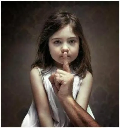 Qui est ce chanteur populaire ? Il a été impliqué dans le "ballet bleu", affaire de pédophilie ; il a d'ailleurs fait l'objet de deux arrestations et une incarcération à ce sujet, affaire étouffée par les médias frappés d'amnésie.