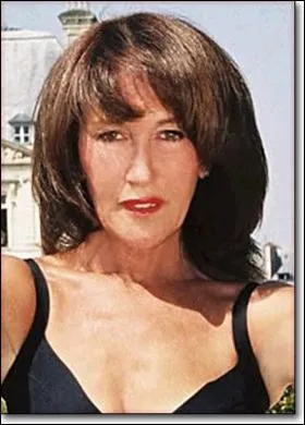 Qui est cette "putain de la République" comme elle aime se nommer ? Femme d'affaires sulfureuse, elle aurait payé des bottines à 11 000 francs (1676, 90 euros) à Roland Dumas.