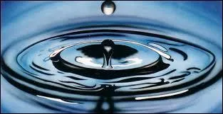 L'eau conduit le courant électrique fortement.