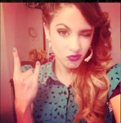 A-t-elle un piercing ?