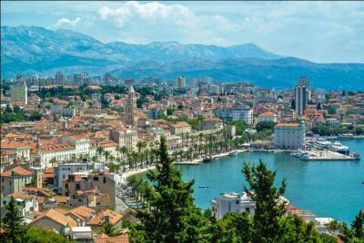 La ville de Split (160 000 habitants) possède un immense patrimoine culturel, et abrite notamment le palais de l'Empereur romain Dioclétien, l'un des monuments antiques les mieux préservés. Dans quel pays du Sud de l'Europe est-elle localisée ?