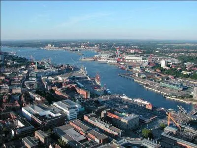 Où se trouve la ville de Kiel (240 000 habitants), point de passage commercial extrêmement stratégique ?