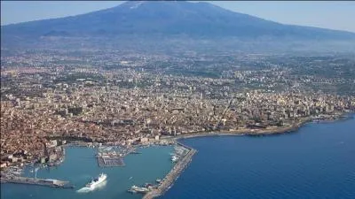 Méconnue, Catane (300 000 habitants) est pourtant l'une des municipalités les plus peuplées de son pays. Quel est justement ce pays ?