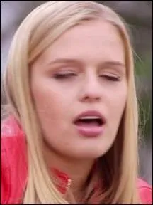 Cette fille est amoureuse de :