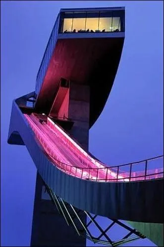 Qui a conçu le tremplin de saut à ski à Innsbruck (Autriche) ?