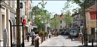 Nous sommes dans le centre de Montfermeil, ville francilienne située dans le département ...