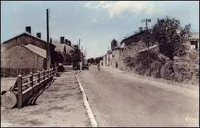 Le village Deux-Sévrien de Saint-Germain-de-Longue-Chaume se situe en région ...