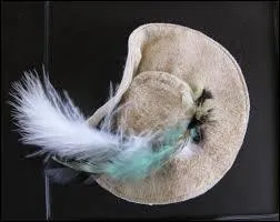A qui appartient ce chapeau ?