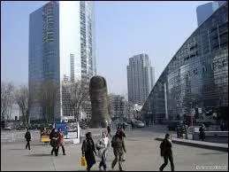 Le Pouce, uvre de César située à la Défense Paris, mesure :