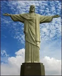 Le Christ Rédempteur dominant la ville de Rio de Janeiro au Brésil mesure : 
(sans le piedestal )