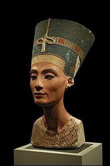 Le célèbre buste de Néfertiti est haut de :