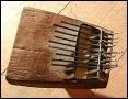 Voici un instrument de musique venu d'Afrique noire, constitué d'une palette sur laquelle plusieurs cordes sont alignées. C'est :