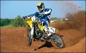 Qu'y avait-il au dos de son blouson ?