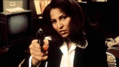 Qui a réalisé le film "Jackie Brown" dans lequel on retrouve cette héroïne, hôtesse de l'air et passeuse pour un trafiquant d'armes ?