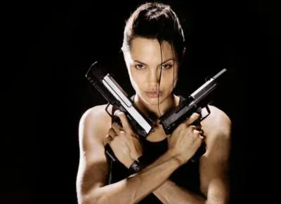 Quelle actrice interprète la fameuse aventurière Lara Croft dans la saga "Tomb Raider" ?