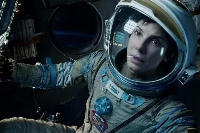 Dans quel film Sandra Bullock incarne-t-elle une héroïne perdue dans l'immensité de l'espace ?