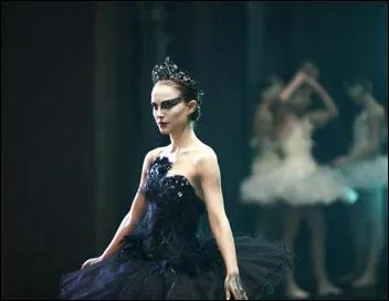 Quelle actrice interprète le rôle de Nina Sayers, jeune ballerine au sein du New York City Ballet, dans le film "Black Swan" sorti en 2011 ?